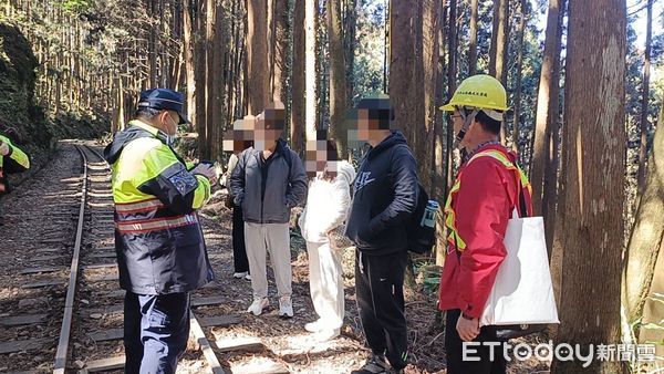 ▲▼             阿里山林鐵今上午又有5名遊客擅闖軌道，遭當場取締函送裁罰。（圖／農業部林業及自然保育署阿里山林業鐵路及文化資產管理處提供）