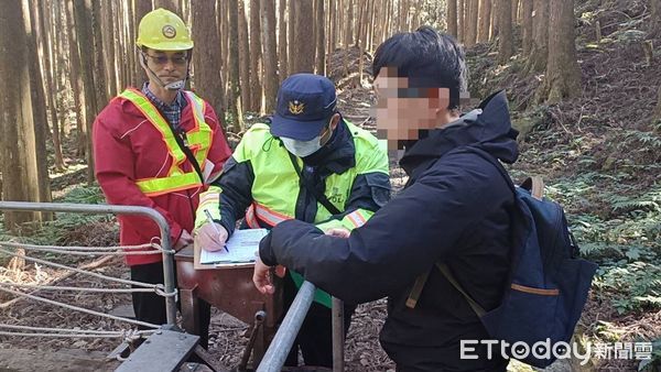 ▲▼             阿里山林鐵今上午又有5名遊客擅闖軌道，遭當場取締函送裁罰。（圖／農業部林業及自然保育署阿里山林業鐵路及文化資產管理處提供）