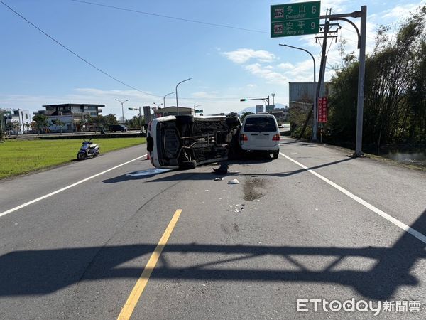 ▲▼白色賓士車追撞停等紅燈的廂型車後，左側翻於路中。（圖／記者游芳男翻攝，下同）