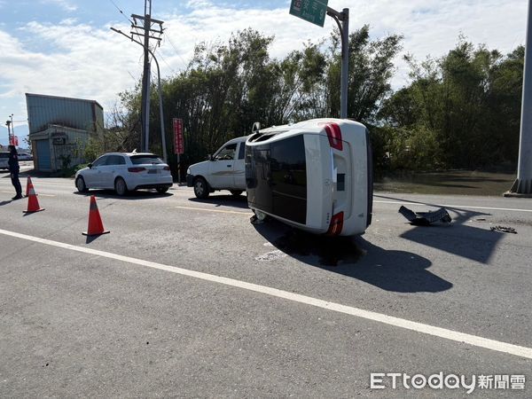 ▲▼白色賓士車追撞停等紅燈的廂型車後，左側翻於路中。（圖／記者游芳男翻攝，下同）