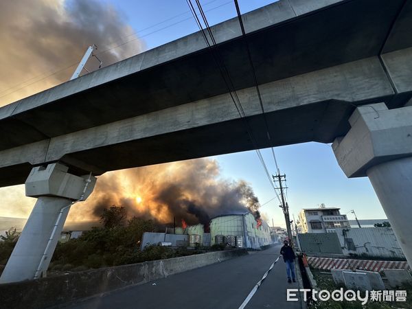 ▲台中工廠火警，濃煙直竄天際搶救中。（圖／記者許權毅攝，下同）