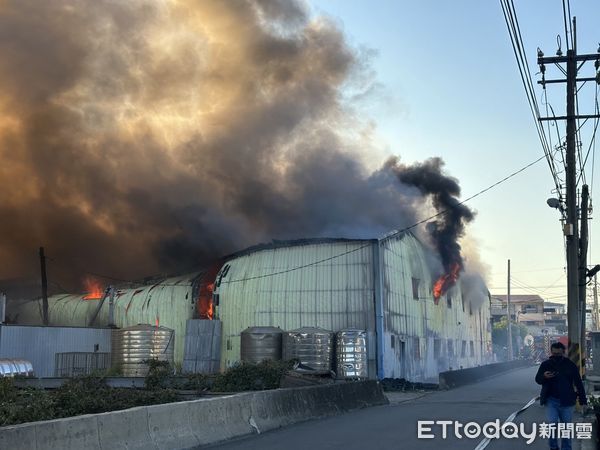 ▲台中工廠火警，濃煙直竄天際搶救中。（圖／記者許權毅攝，下同）