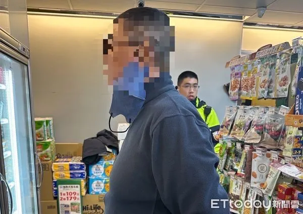 ▲▼警方逮捕擔任車手的65歲陳男             。（圖／記者陳以昇翻攝）