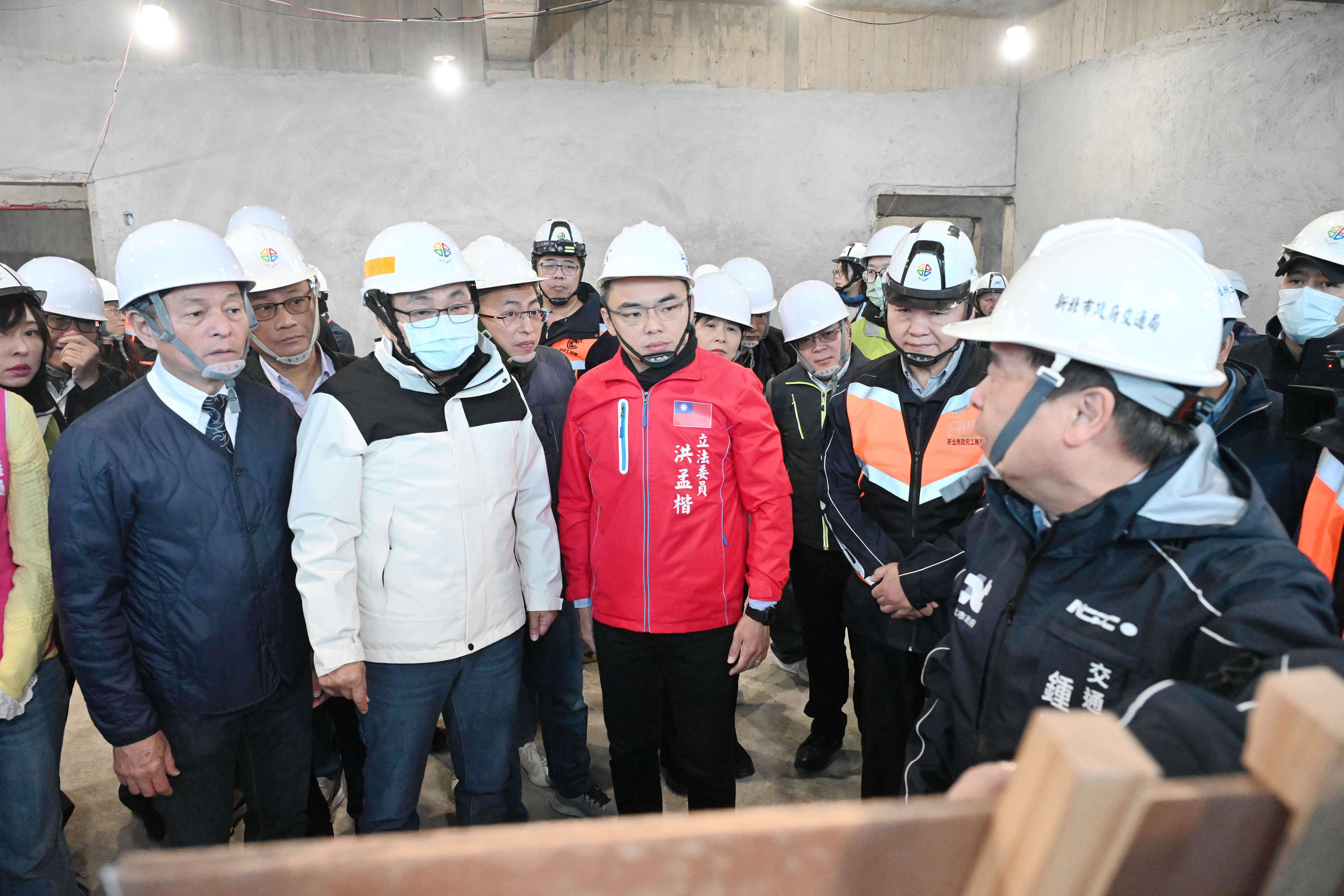 ▲侯友宜視察三重玫瑰立體停車場。（圖／新北市交通局提供）