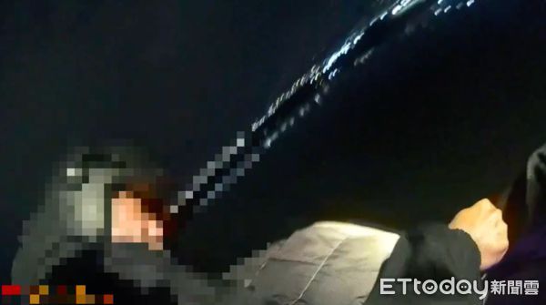 ▲▼何姓男子一腳跨越新海橋，員警與熱心民眾將何男拉上來             。（圖／記者陳以昇翻攝）