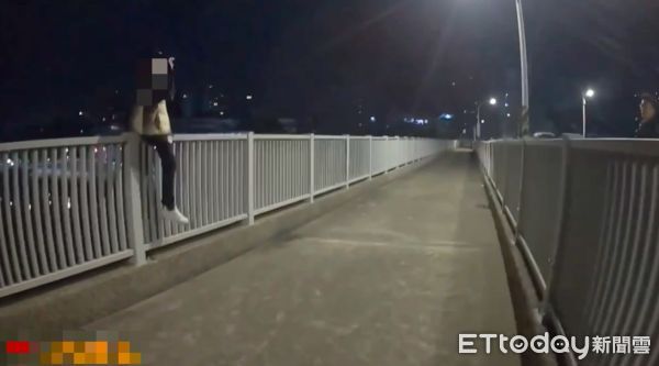 ▲▼何姓男子一腳跨越新海橋，員警與熱心民眾將何男拉上來             。（圖／記者陳以昇翻攝）