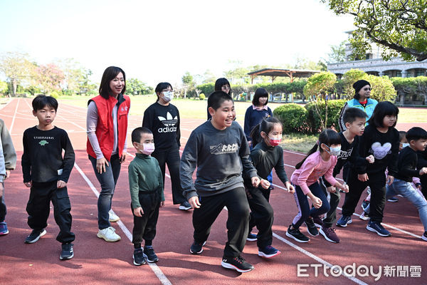 ▲永齡寒冬送暖！千雙球鞋助弱勢兒童　郭曉玲：祝願新年「希望起步，夢想前行」。（圖／記者陳弘修翻攝）