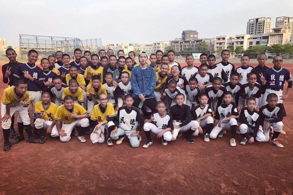 ▲蔡凡熙與棒球隊學弟。（圖／翻攝自IG）