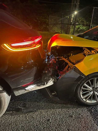 後車車頭全毀、氣囊炸出，黃露瑤跟後車駕駛都受到嚴重驚嚇，還好人都沒有受傷。（圖／黃露瑤提供）