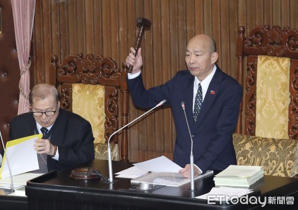 ▲▼韓國瑜 敲槌 三讀 立法院院會。（圖／記者屠惠剛攝）