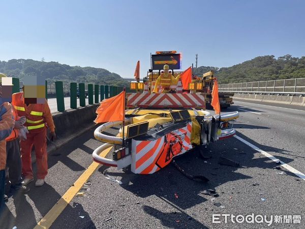 ▲國道3號苗栗苑裡段今早發生休旅車追撞施工緩撞車，主因是肇事駕駛開啟輔助駕駛。（圖／記者楊永盛翻攝）