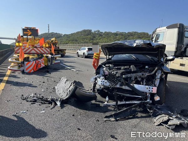 ▲國道3號苗栗苑裡段今早發生休旅車追撞施工緩撞車，主因是肇事駕駛開啟輔助駕駛。（圖／記者楊永盛翻攝）