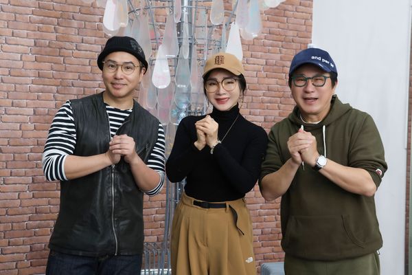 ▲▼胡瓜、陳美鳳、歐漢聲為鑽石舞台之夜演唱會彩排拜早年。（圖／萬星傳播提供）