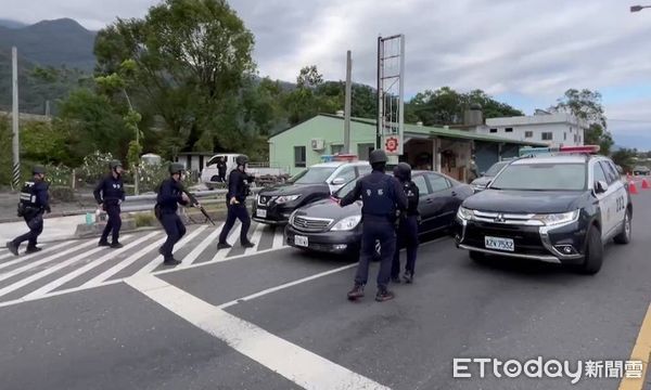 ▲關山警察分局實施攔截圍捕演練。（圖／記者楊漢聲翻攝）