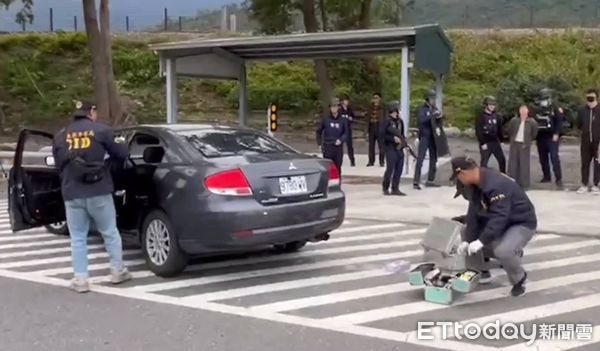 ▲關山警察分局實施攔截圍捕演練。（圖／記者楊漢聲翻攝）