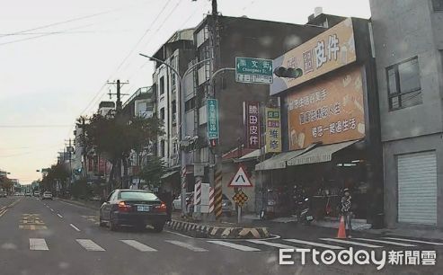 ▲▼  嘉義一男子於快車道攔車搭乘險釀車禍 。（圖／記者翁伊森翻攝）