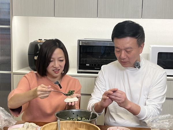 ▲▼陳乃瑜、于北辰過年包餃子。（圖／新北市議員陳乃瑜提供）