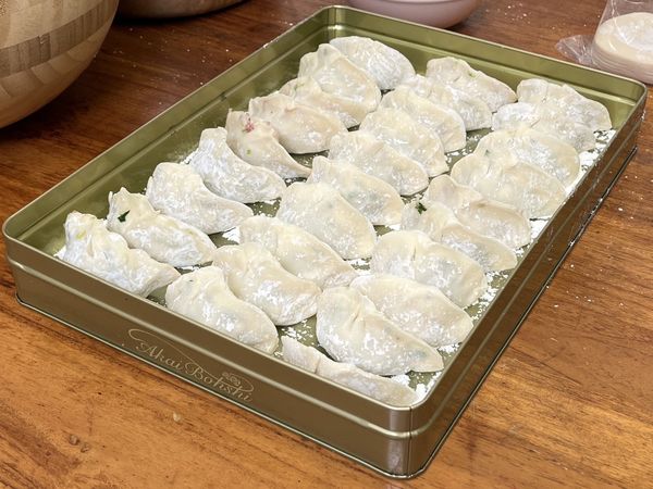 ▲▼陳乃瑜、于北辰過年包餃子。（圖／新北市議員陳乃瑜提供）