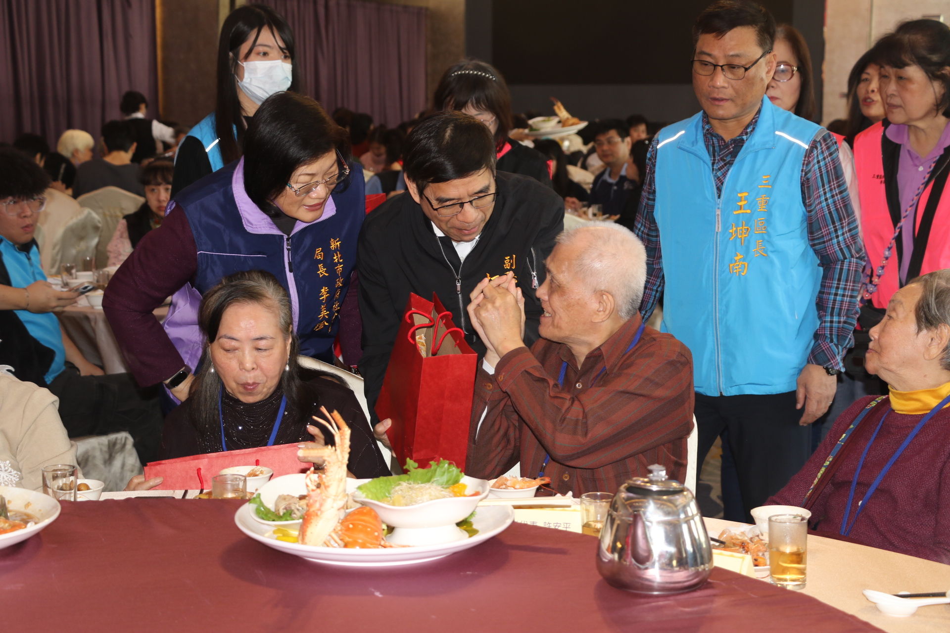 ▲三重先嗇宮歲末圍爐贈紅包。（圖／新北市社會局提供）