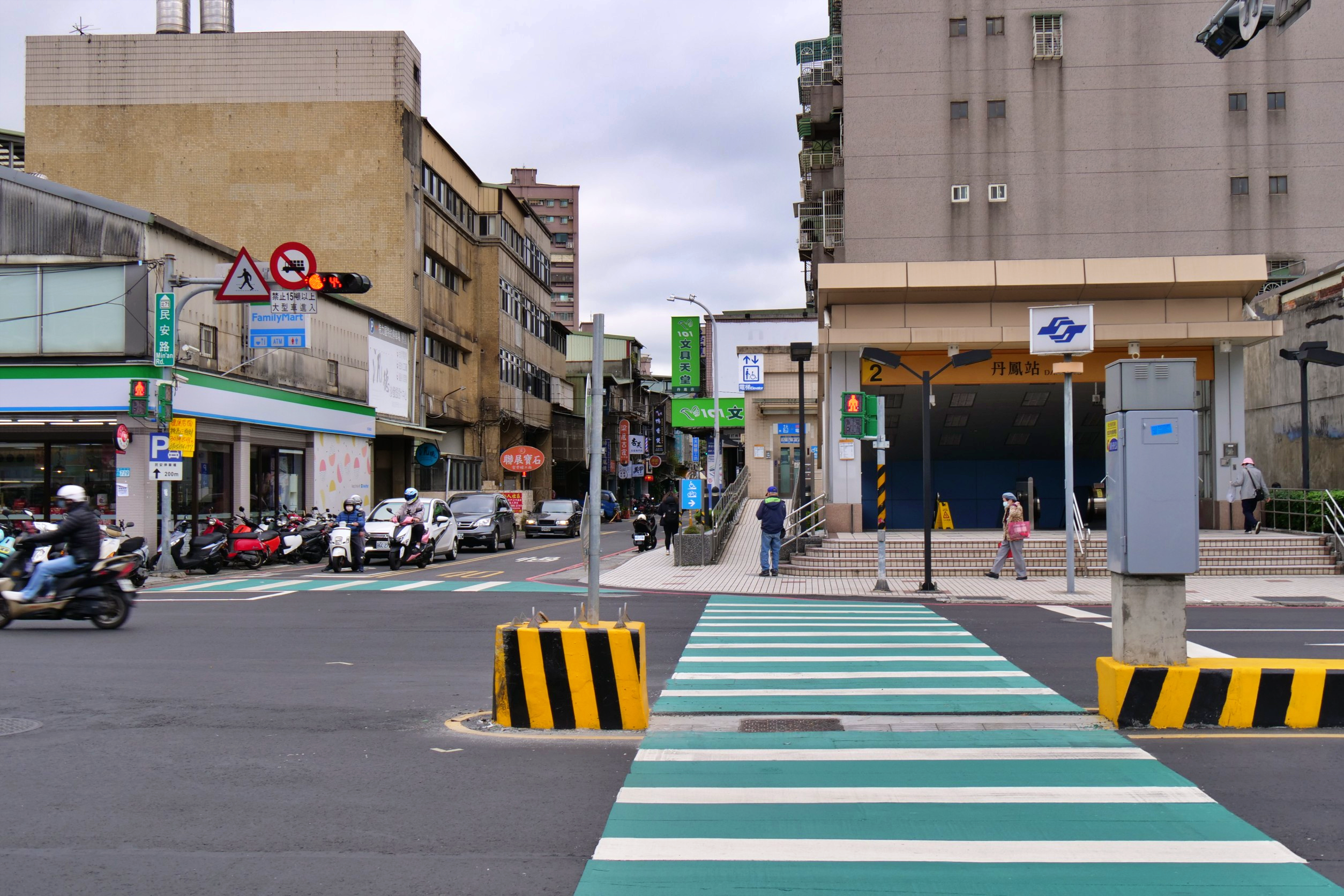 ▲新莊中正路口增設左轉附加車道。（圖／新北市交通局提供）