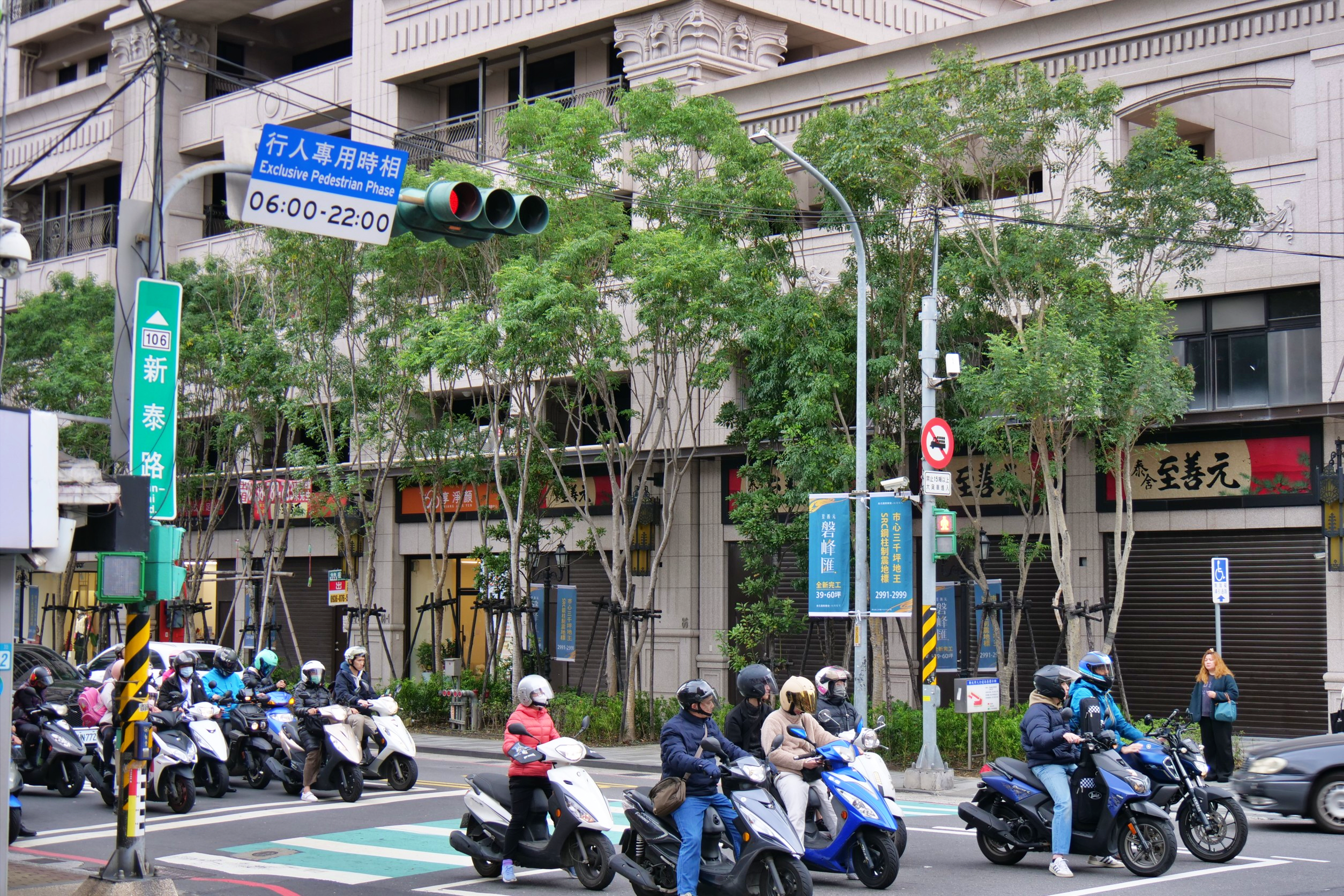 ▲新莊中正路口增設左轉附加車道。（圖／新北市交通局提供）