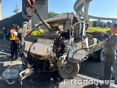 國1塞車小貨車煞不住「高速追撞2車」　駕駛大腿骨折受困