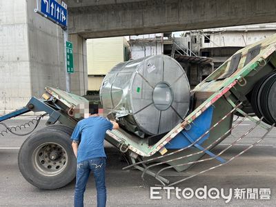 學長出事了！拖板車遭鐵圈壓垮「V字形斷裂」　驚悚畫面曝