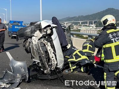 國4匝道轎車自撞側翻！女駕駛一度受困　油壓剪破車頂救人