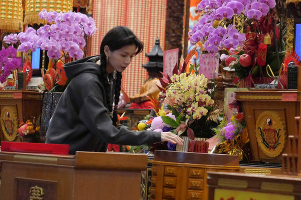 娛樂報報／捕獲野生女神&hellip;郭源元尺寸標籤忘了撕　元旦虔誠拜拜求平安