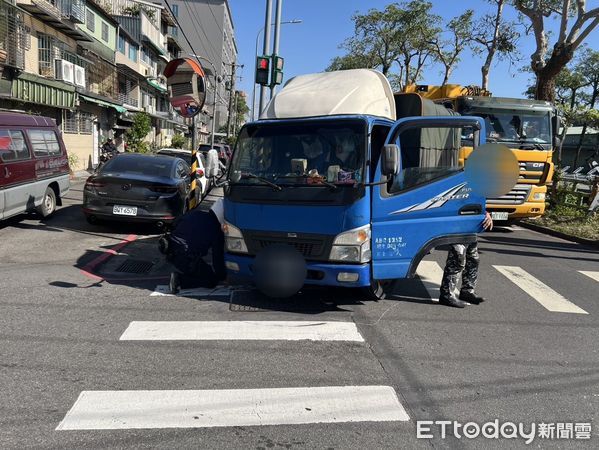 ▲▼中和區小貨車右轉撞上機車             。（圖／記者陳以昇翻攝）