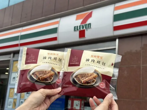 ▲▼7-11與台南晶英酒店主廚共同開發「晶英滷肉刈包」，哈燒專櫃也推出現烤「古早味烤雞腿」，2月4日前還可享2件99元超值優惠。（圖／業者提供）