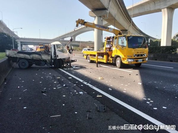 ▲▼小貨車車頭嚴重變形駕駛受困車內，車輛零件散落路面。（圖／國道警察局提供）