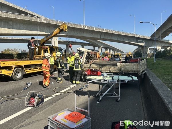 ▲警方調來吊車排除事故,。（圖／國道警察局提供）