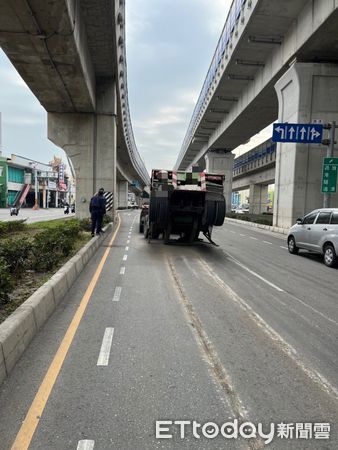 ▲▼高雄拖板車遭鐵圈重壓慘「V字斷裂」　恐怖畫面曝。（圖／記者賴文萱翻攝）