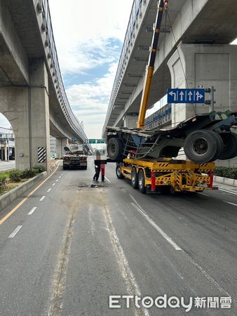 ▲▼高雄拖板車遭鐵圈重壓慘「V字斷裂」　恐怖畫面曝。（圖／記者賴文萱翻攝）