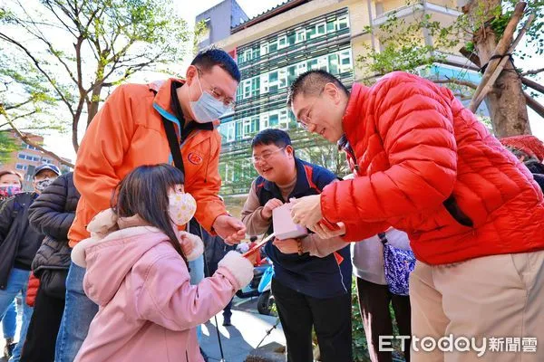 ▲謝國樑赴市場發送蛇年紅包。（圖／記者郭世賢翻攝）