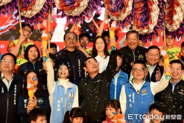 ▲2025年苗栗????龍在2月6日、大年初九熱鬧登場，8日????龍之夜祥龍接受鞭炮陣轟炸洗禮，精彩可期。（圖／苗栗縣政府提供）