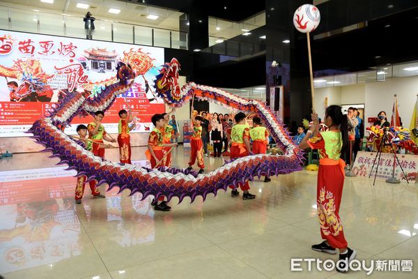 ▲2025年苗栗火旁龍在2月6日、大年初九熱鬧登場，8日火旁龍之夜祥龍接受鞭炮陣轟炸洗禮，精彩可期。（圖／苗栗縣政府提供）