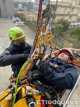 ▲基隆特搜隊赴桃園強化繩索救援技能。（圖／記者郭世賢翻攝）