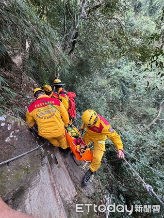 ▲台南市消防局特搜大隊，14日在梅嶺古道「獵鷹尖」辦理「山域專業救援訓練」，作為教學場域及實地練習。（圖／記者林東良翻攝，下同）