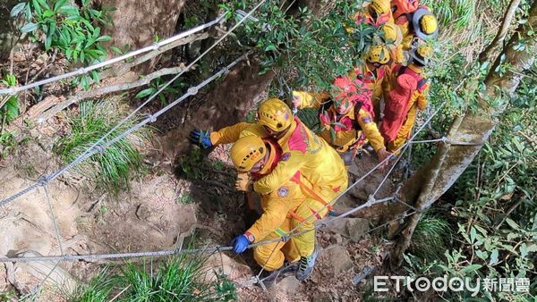 ▲台南市消防局特搜大隊，14日在梅嶺古道「獵鷹尖」辦理「山域專業救援訓練」，作為教學場域及實地練習。（圖／記者林東良翻攝，下同）