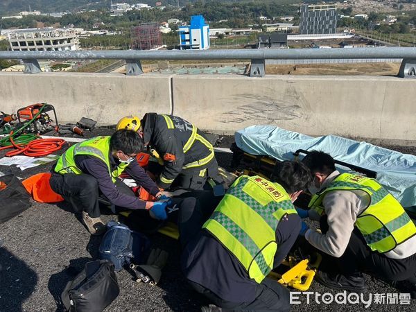 ▲▼國道4號潭子車禍。（圖／Facebook／臺中市政府消防局第一救災救護大隊潭子分隊）