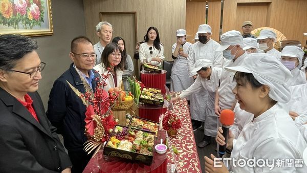 ▲中華醫大餐旅系承辦的健身餐盒製作班結訓暨成果發表會，25位學員開心結業秀成果，健身餐盒製作班學員向勞工局長王鑫基等人說明各式健身餐盒特色。（圖／記者林東良翻攝，下同）