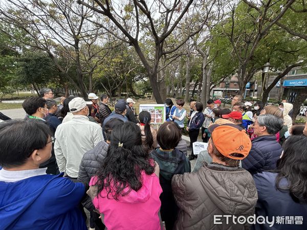 ▲立委陳亭妃偕同東區崇明里李仁慈里長，召集內政部國土管理署、台南市工務局、水利局等相關單位，針對東區中華東路三段之污水下水道設計進行現地會勘。（圖／記者林東良翻攝，下同）