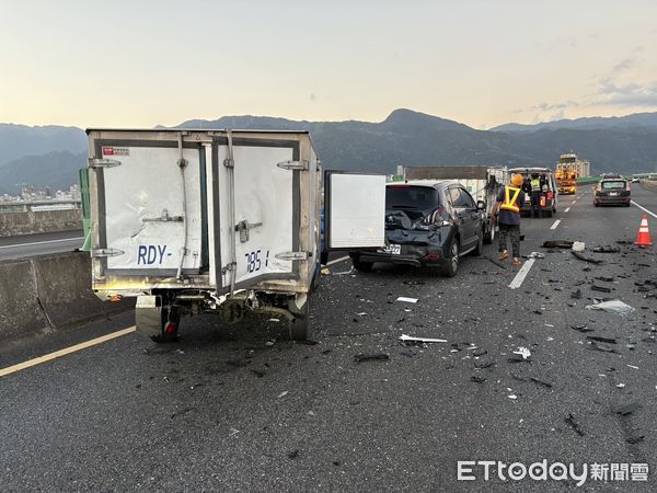 ▲▼國道五號北上驚傳8車連環撞事故，3人擦傷送醫。（圖／記者游芳男翻攝，下同）