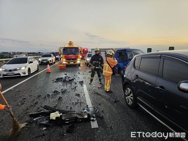 ▲▼國道五號北上驚傳8車連環撞事故，3人擦傷送醫。（圖／記者游芳男翻攝，下同）