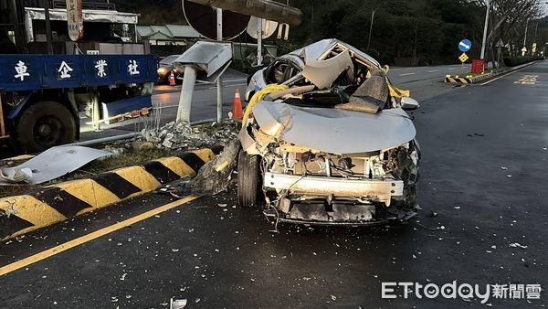 ▲台1線苗栗造橋段發生轎車自撞電桿事故，電桿基座粉碎，桿體一度壓住駕駛，車內3人脫困、幸運受輕傷送醫。（圖／記者楊永盛翻攝）