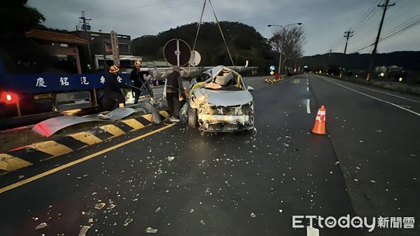 ▲台1線苗栗造橋段發生轎車自撞電桿事故，電桿基座粉碎，桿體一度壓住駕駛，車內3人脫困、幸運受輕傷送醫。（圖／記者楊永盛翻攝）