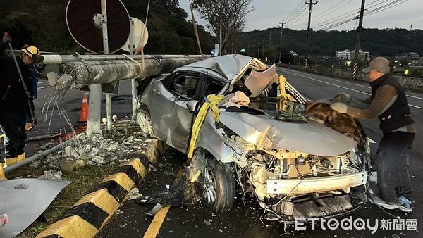 ▲台1線苗栗造橋段發生轎車自撞電桿事故，電桿基座粉碎，桿體一度壓住駕駛，車內3人脫困、幸運受輕傷送醫。（圖／記者楊永盛翻攝）