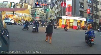 「台中趙子龍」女車陣中滑手機過街...像走徒步區　超扯畫面曝